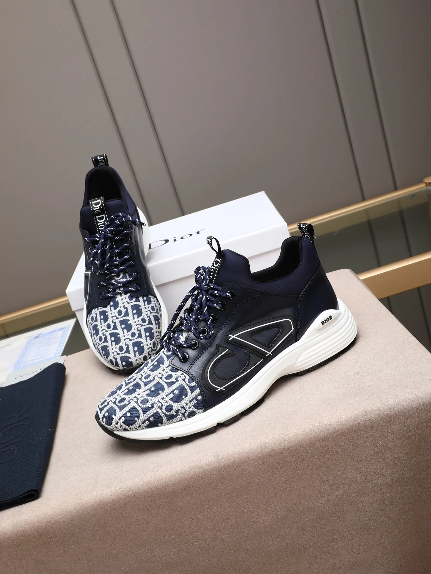 Men's shoes 💰460 💰Dior [Dior] 😘😘High-end series of casual men's shoes, simple and elegant👍👍👍The upper is made of first-layer genuine leather spliced ​​with Dior's special material [sun][sun]; imported first-layer sheepskin lining; special outsole, wear-resistant, lightweight, the overall design is harmonious and unified without lacking personality 👣🌟✨You deserve it! 5 colors😍Sizes 38~44. (45 custom-made) The picture above is a big seller🔥🔥🔥